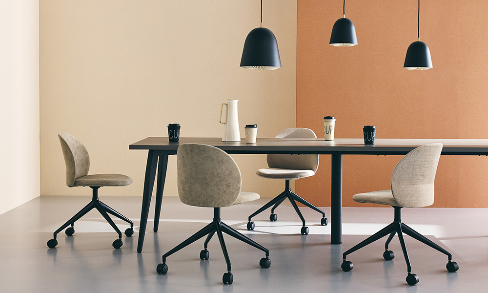 多様な空間に、ちょうどいい一脚を